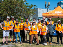 Personal de CareOregon con chalecos naranjas listos hacer trabajo voluntario