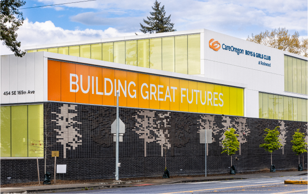 RockwoodB GC_rose_2022_JasonQuigley Exterior of the CareOregon Boys & Girls Club at Rockwood, featuring the text ‘BUILDING GREAT FUTURES’ on the side.