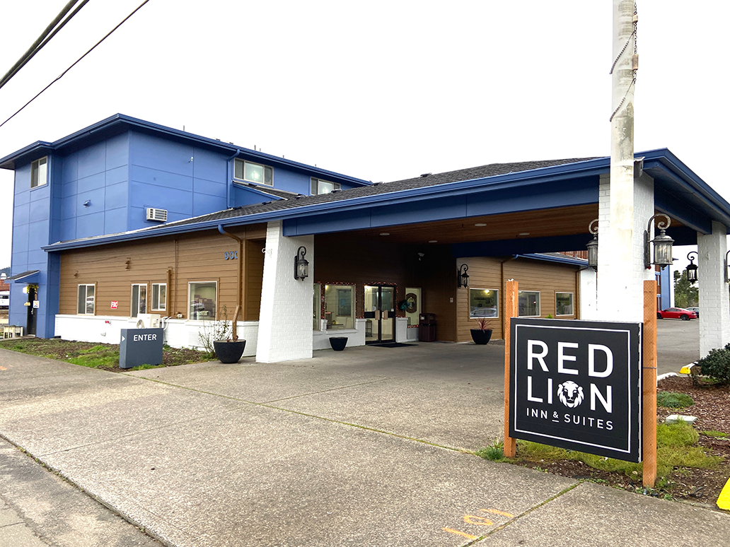 The outside of red lion inn and suites in Seaside, Oregon.